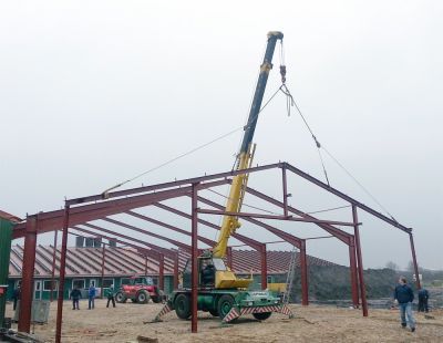 Rohbau einer Halle mit gelbem Kran