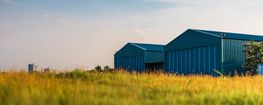 Lagerhallen auf einem Feld