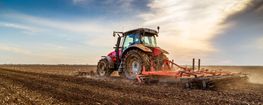 großer roter Traktor auf einem Feld