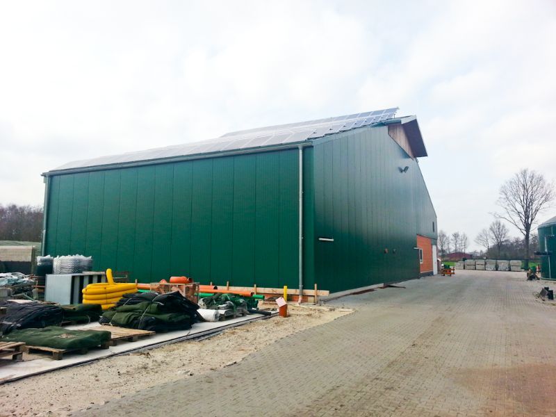 grüne Lagerhalle ohne Fenster